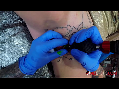 ❤️ Estremamente tatuato hottie Sully Savage ottenuto un tatuaggio sul suo clitoride ️ Pornoal it.hentaidude.ru ❌️